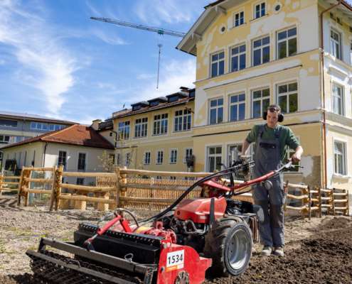 Gartenarbeiten mit Gartenmaschinen Garten Reichl Bad Wiessee