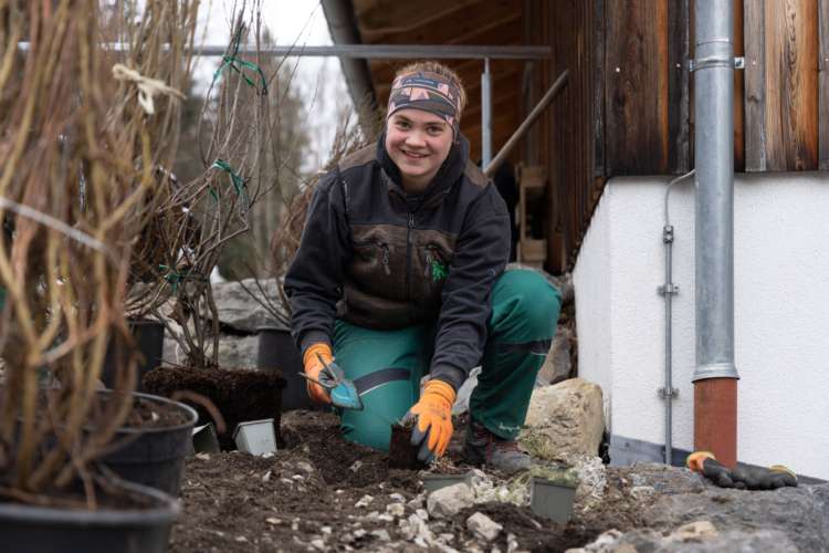 Gärtnerin Sissi beim Staudenpflanzen Garten Reichl Bad Wiessee