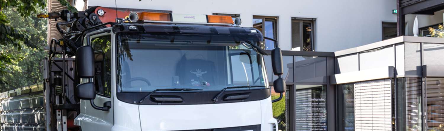 Transporte Baustellenlogistik von Garten Reichl mit Selbstlade-LKW