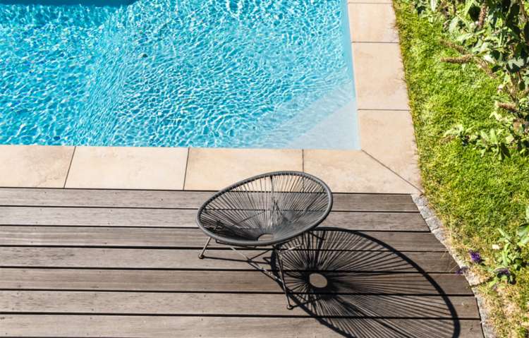 Über uns: Holzterrasse am Pool Garten Reichl in Bad Wiessee