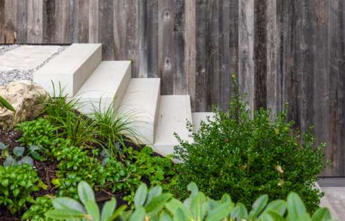 Über uns: Treppen im Garten