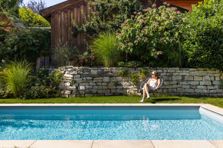 Referenz Garten mit pool und Steinmauer Garten Reichl Bad Wiessee